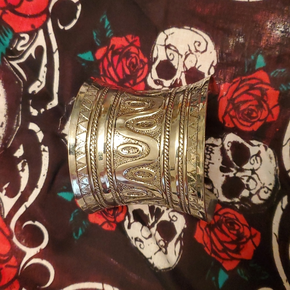 Gorgeous cuff bracelet with beautiful detailed designs. Egyptian style, Amazing!